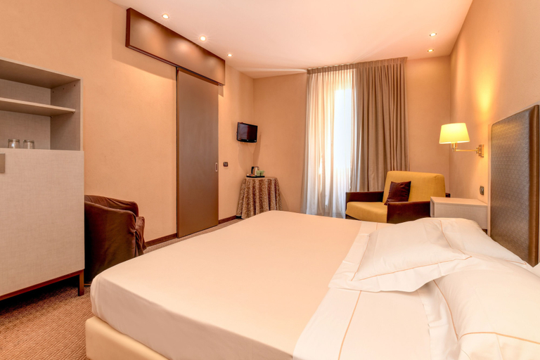 Bedroom 4, Hotel Tripoli, Brescia
