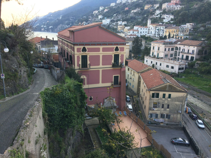 Exterior & Views