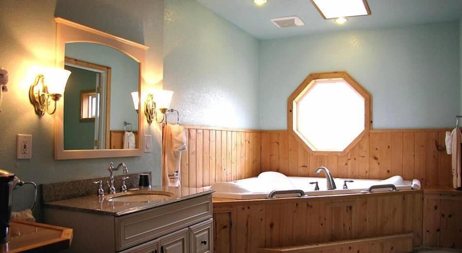 Bathroom 5, Coast Inn and Spa Fort Bragg, Mendocino