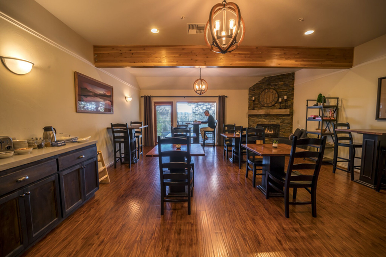 Food & Drinks 5, Pine Ridge Inn, Deschutes