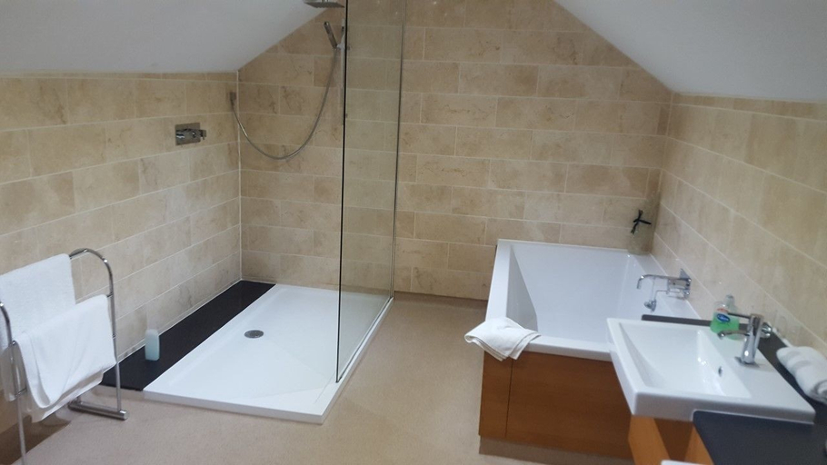 Bathroom 4, Ecclefechan Hotel, Dumfries and Galloway