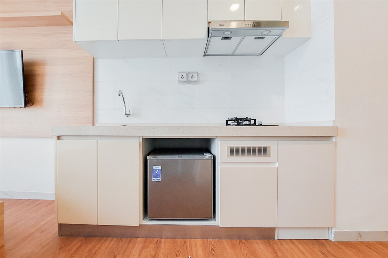 Others 2, Nice and Comfortable Studio Apartment at Sky House BSD By Travelio, South Tangerang