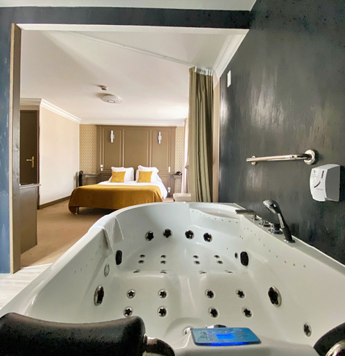 Bathroom 5, Grand Hôtel du Luxembourg & Spa, Calvados