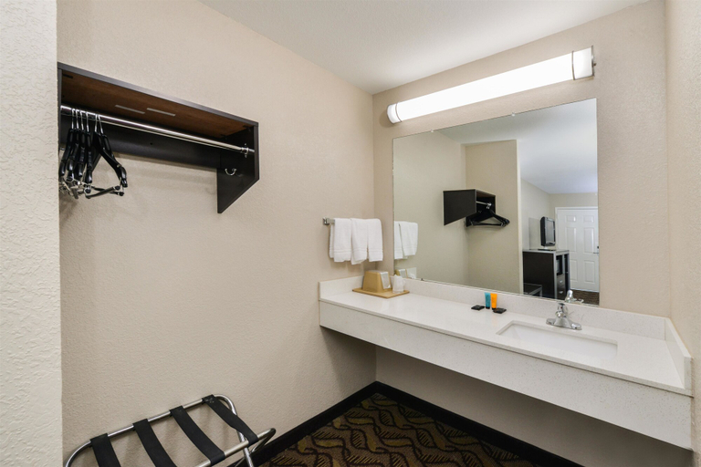 Bathroom 5, Americas Best Value Inn Pasadena Houston, Houston