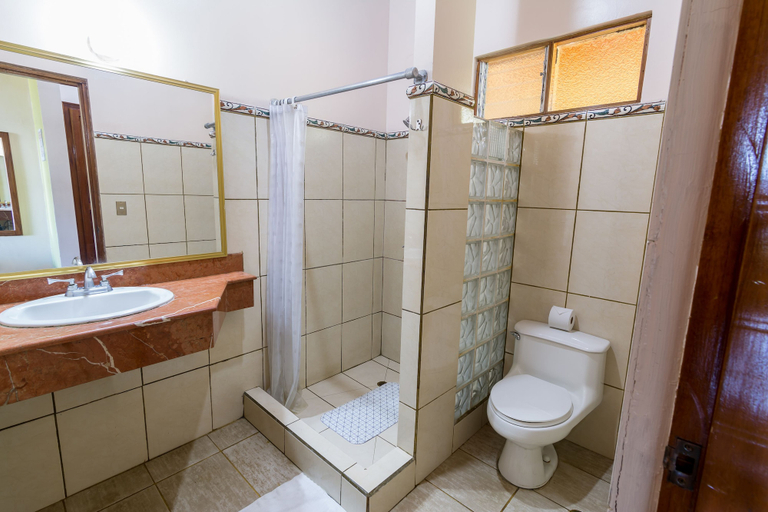 Bathroom 4, Hotel Manuel Antonio, Aguirre