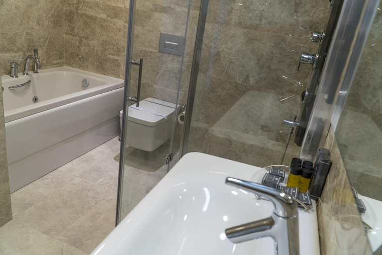 Bathroom 5, Greymark Hotel, Konak