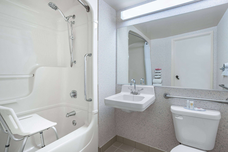 Bathroom 4, Travelodge by Wyndham Bridgewater, Lunenburg