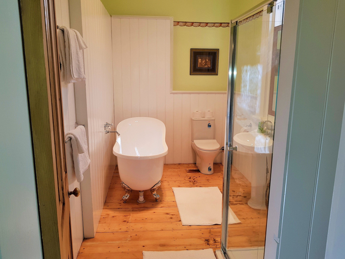 Bathroom 4, Coragulac House Cottages, Colac-Otway - North