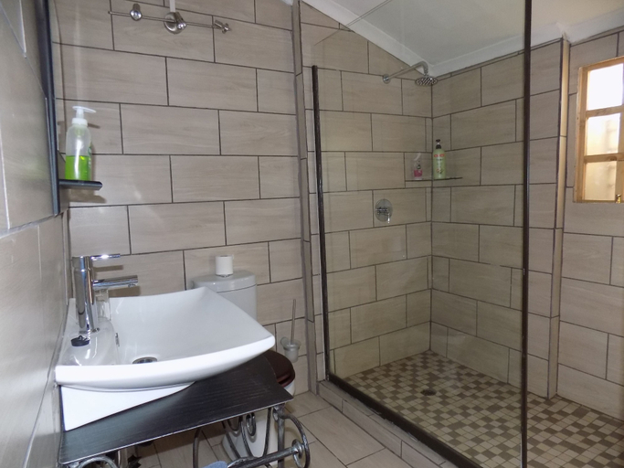 Bathroom 5, Aero Guest Lodge, Ekurhuleni