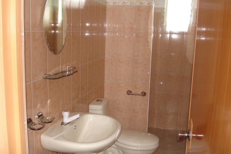 Bathroom 5, Alona Swiss Resort, Panglao