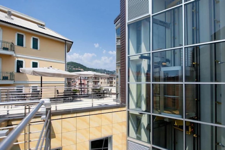 Exterior & Views 15
