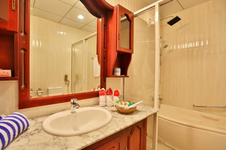 Bathroom 4, Centauria Lake Resort, Embilipitiya