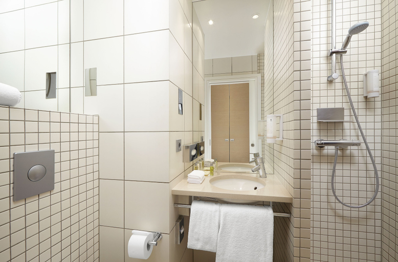Bathroom 5, Hilton Reykjavik Nordica, Reykjavík