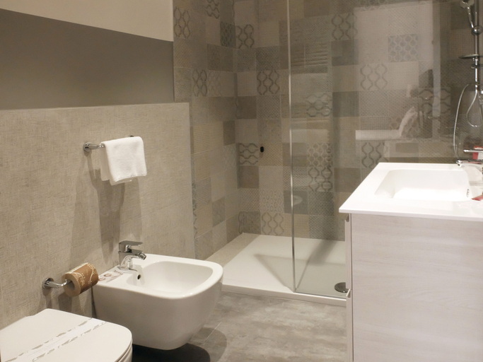 Bathroom 5, Hotel Carlton, Ferrara