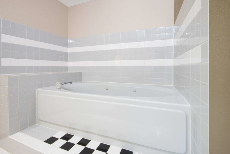Bathroom 5, Super 8 by Wyndham Knoxville, Marion
