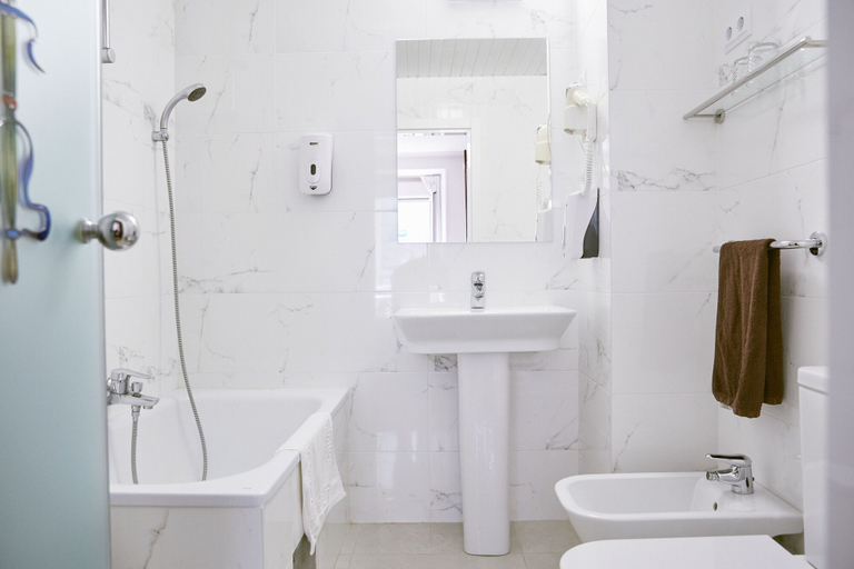 Bathroom 4, Hotel Dato, Álava