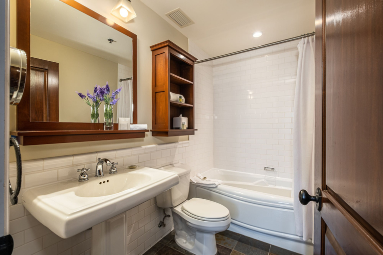 Bathroom 5, Chateau Beauvallon, Les Laurentides