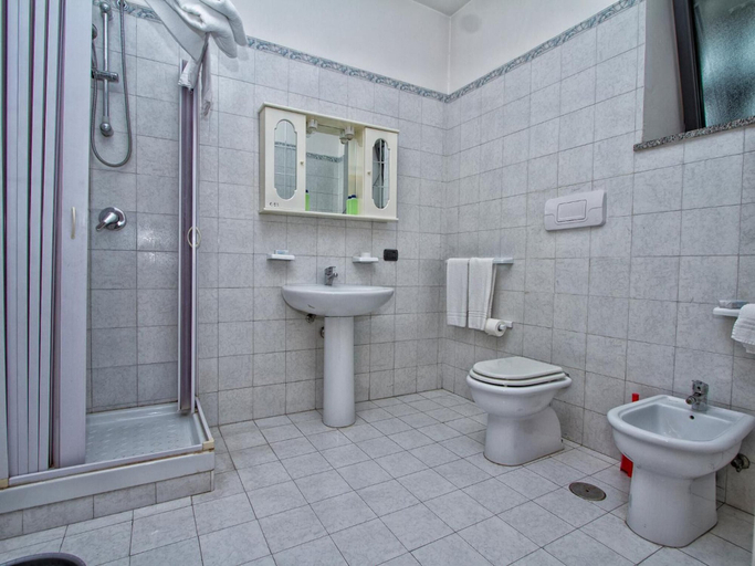 Bathroom 3, Hotel Silverado, Caserta
