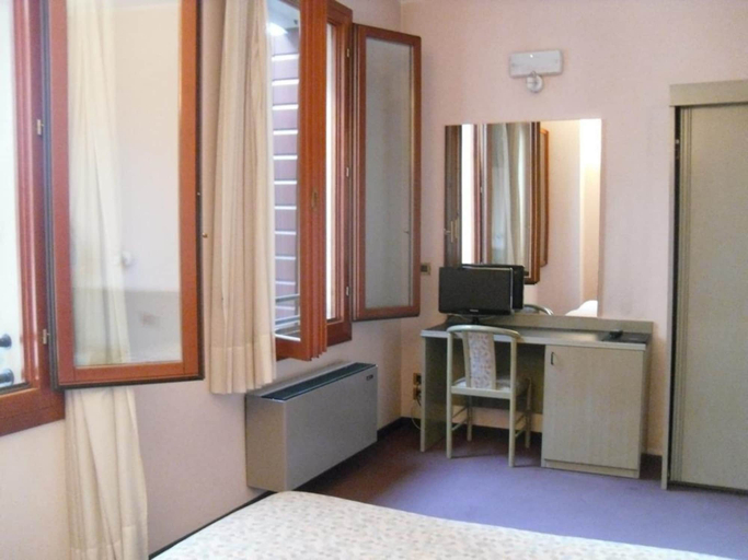Bedroom 2, Hotel Castello, Padua