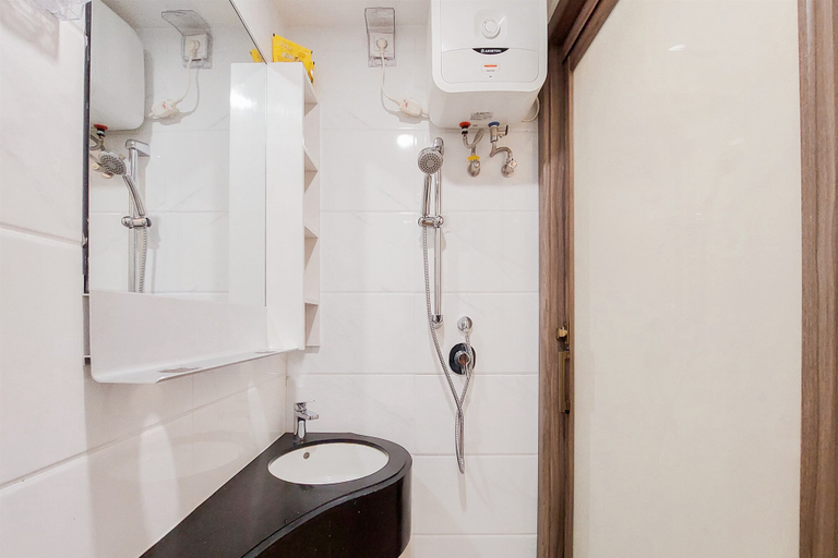 Bathroom 5, Wonderful Studio at Sky House BSD Apartment By Travelio, Tangerang Selatan