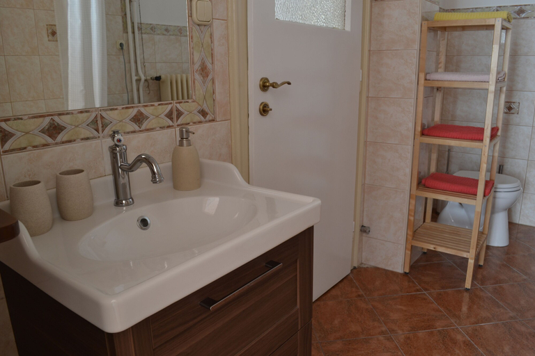Bathroom 3, Paprika Apartment Grand, Budapesti