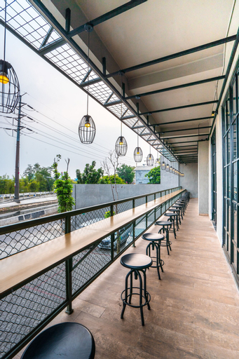 Exterior & Views 27