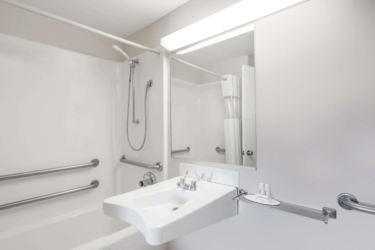 Bathroom 5, Howard Johnson by Wyndham Lenox, Berkshire