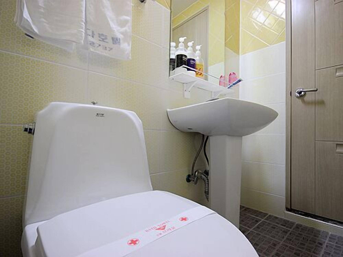 Bathroom 4, Brown Hotel, Suncheon