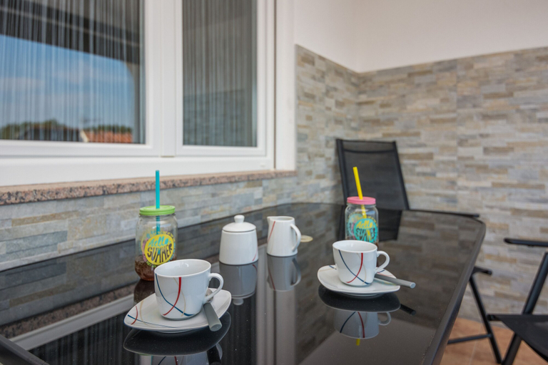 Others 4, Apartment Wenig, Vir
