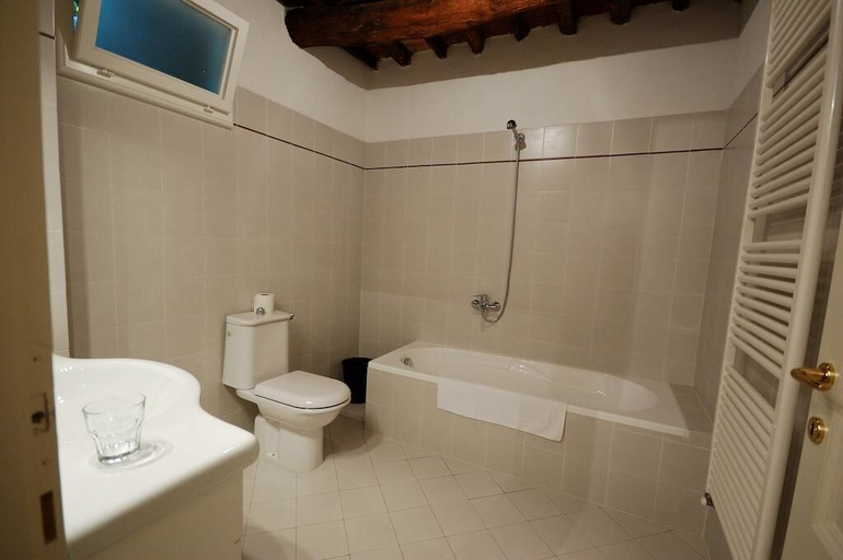 Bathroom, Fattoria di Fubbiano, Lucca