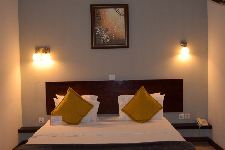 Bedroom 3, Palma Hotel, Tema