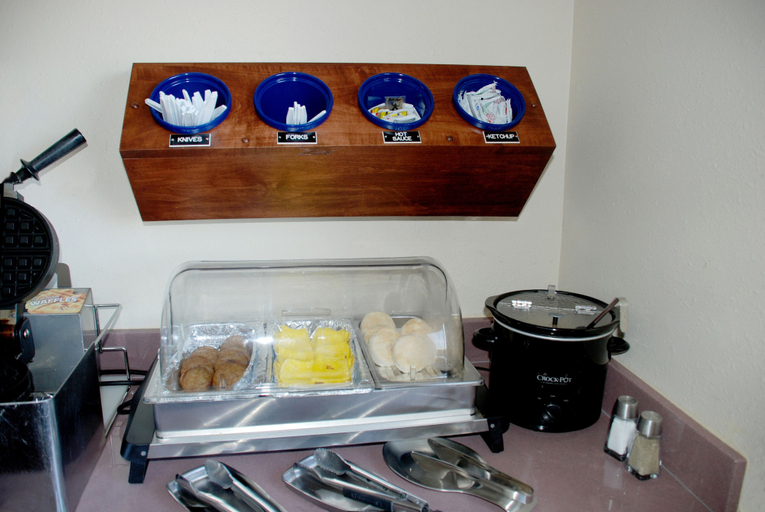 Food & Drinks 5, Days Inn by Wyndham Dyersburg, Dyer