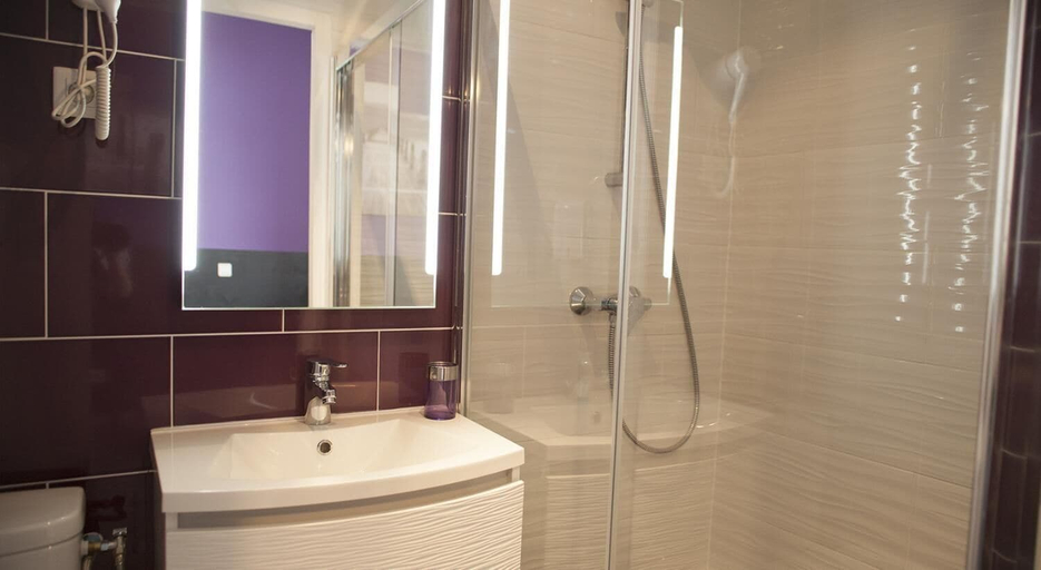 Bathroom 5, Aux Lys d'Or, Tarn-et-Garonne