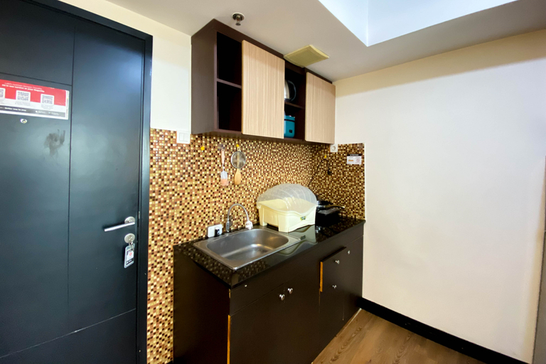 Bathroom 4, Comfy and Minimalist 1BR at The Wave Kuningan Apartment By Travelio, Jakarta Selatan