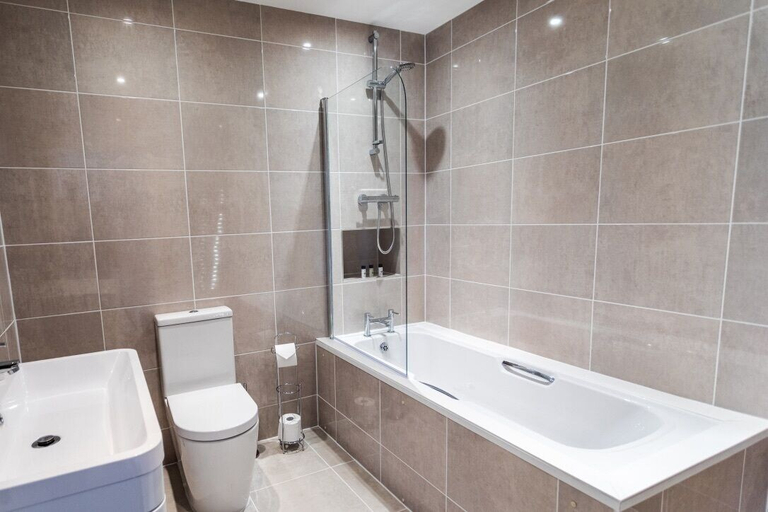 Bathroom 4, Suite Life Serviced Apartments, Swindon