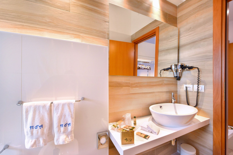Bathroom 4, Hotel d'Altavilla, Barletta-Andria-Trani