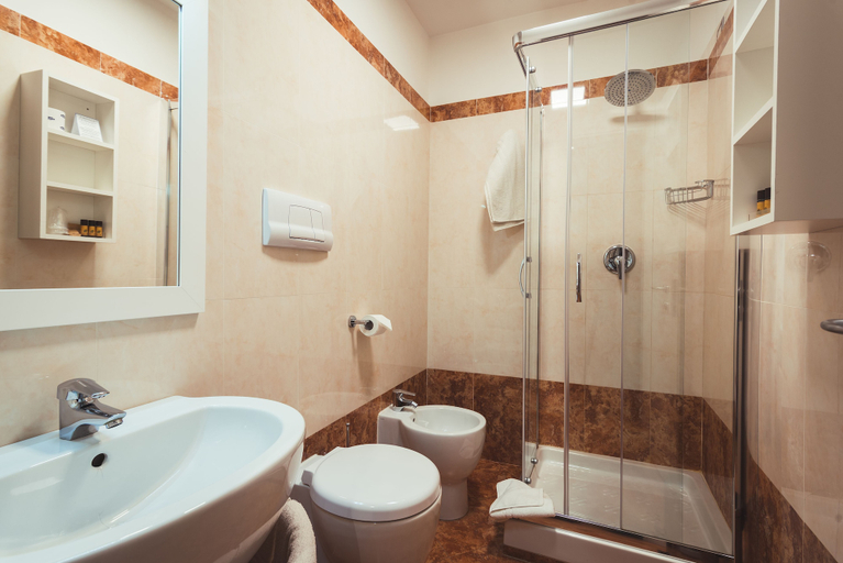 Bathroom 5, Hotel Centrale, Olbia-Tempio