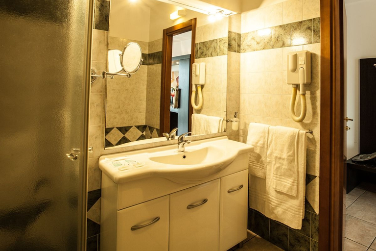 Bathroom 4, Hotel Davide, Torino