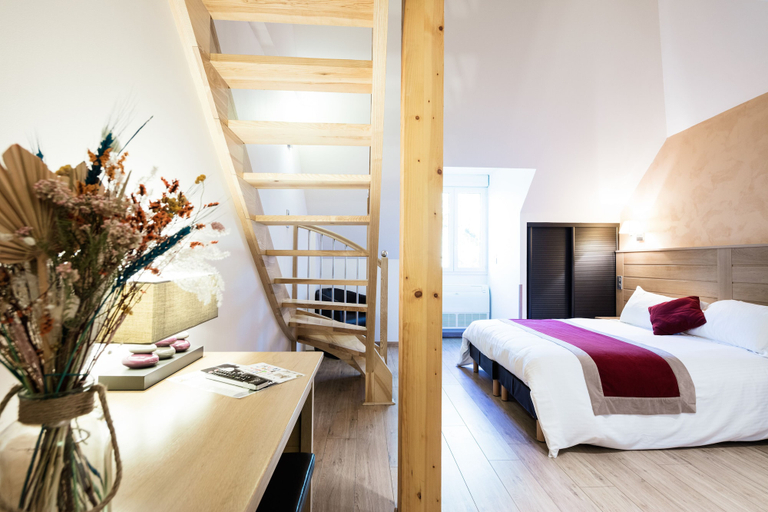 Bedroom 3, Logis Hôtel Restaurant Les 2 Rives - A75, en bordure de rivière, Lozère