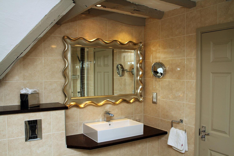 Bathroom 5, Rose and Crown Hotel, Wiltshire
