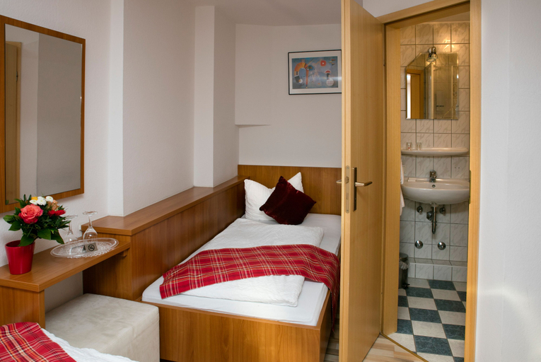 Bedroom 4, Hotel am Siebersturm, Ansbach