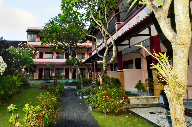 Exterior & Views 28