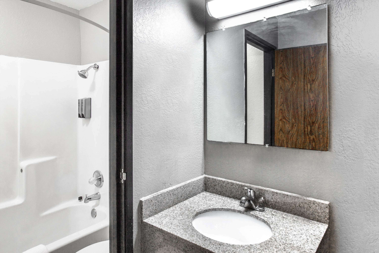 Bathroom 5, Super 8 by Wyndham Sherman, Grayson