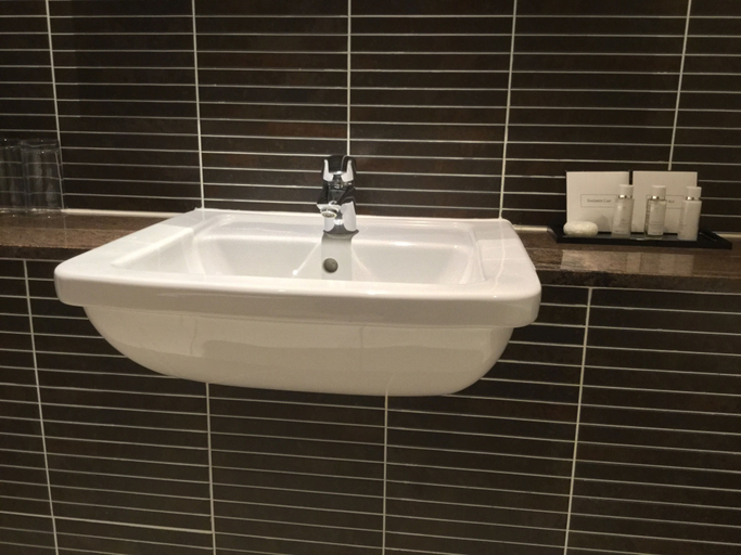 Bathroom 3, The Boleyn Hotel, Surrey