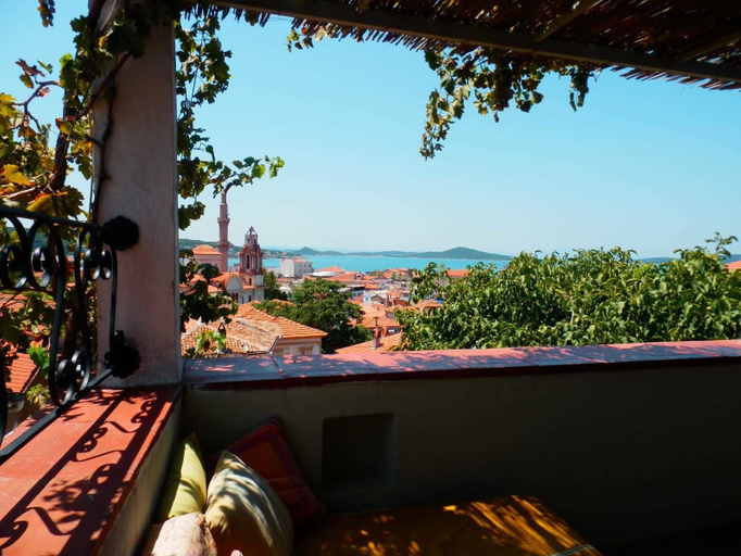 Terrace/patio, Taksiyarhis Pension, Ayvalık