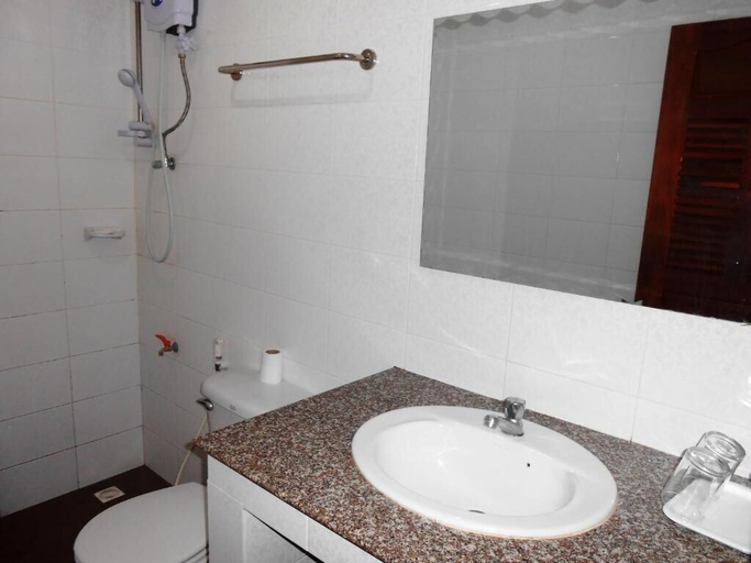 Bathroom 3, Chaleunehoung Hotel, Vientiane