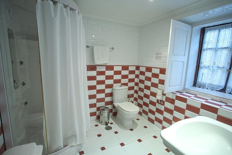 Bathroom 4, Hotel Altamira, Cantabria
