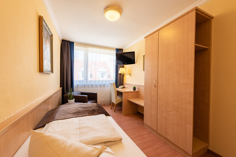 Bedroom 5, Hotel Royal, München