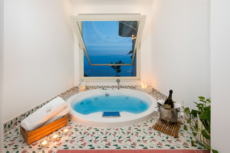 Bathroom 5, Grand Hotel Tritone, Salerno