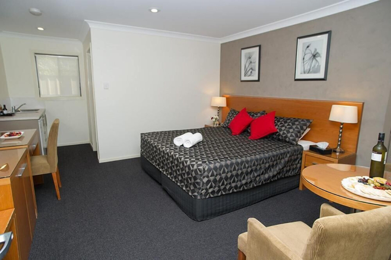 Bedroom 2, The Grapevine Motel, Muswellbrook